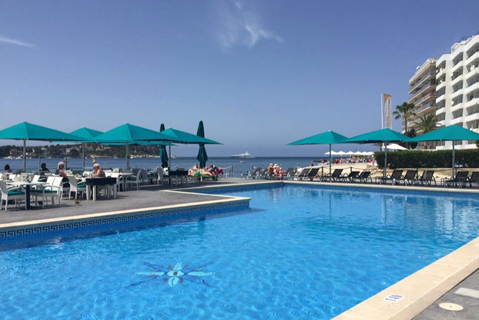 In our Beach Club Perseverantia we have a free swimming pool for all our clients until 6pm. We also offer rental of sun loungers and towels.